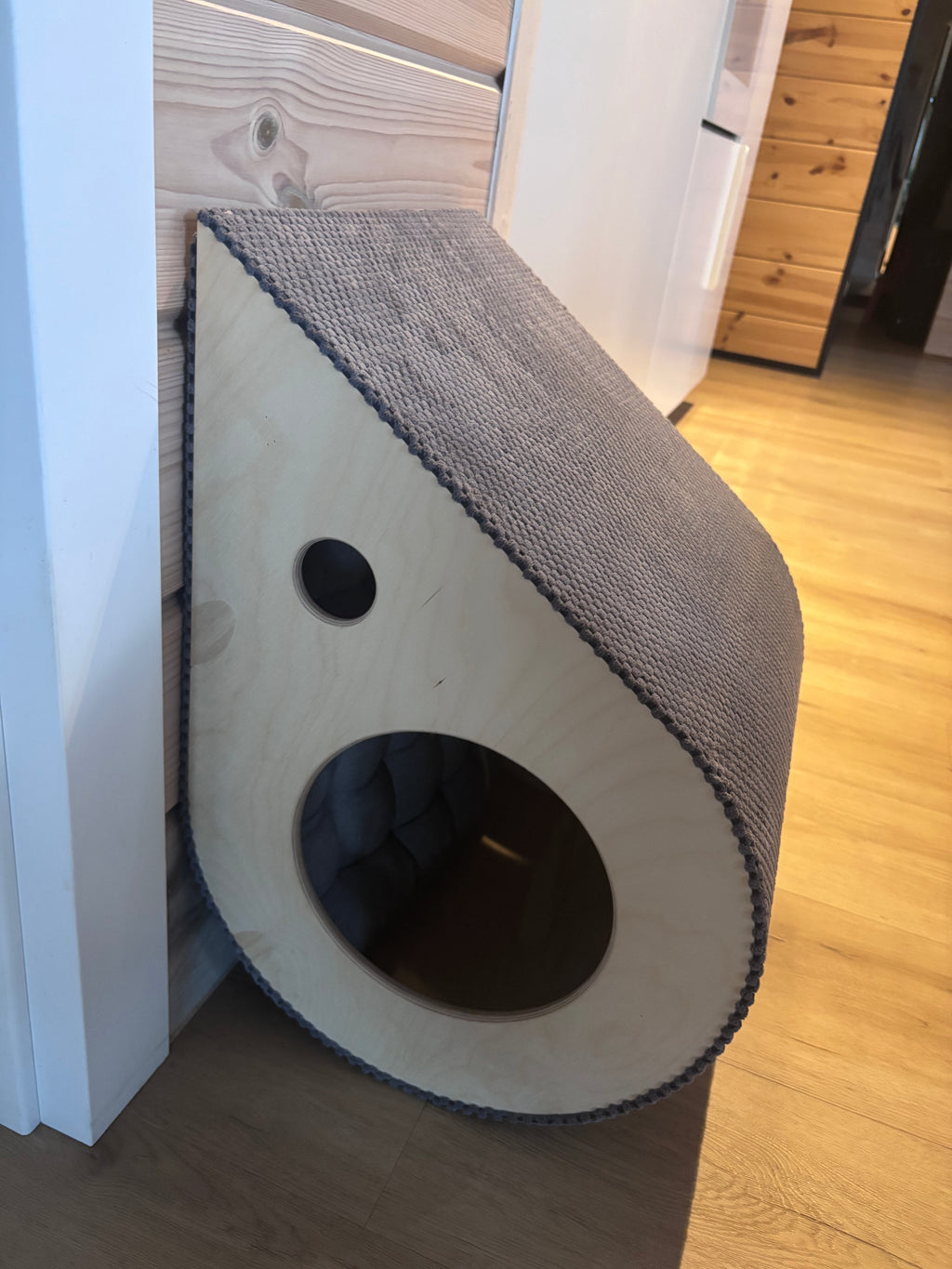 MIAUDROP - designerski domek 2w1: kryjówka + drapak. Ręcznie wykonany w Polsce ze sklejki, wykończony trwałą tkaniną drapakową.