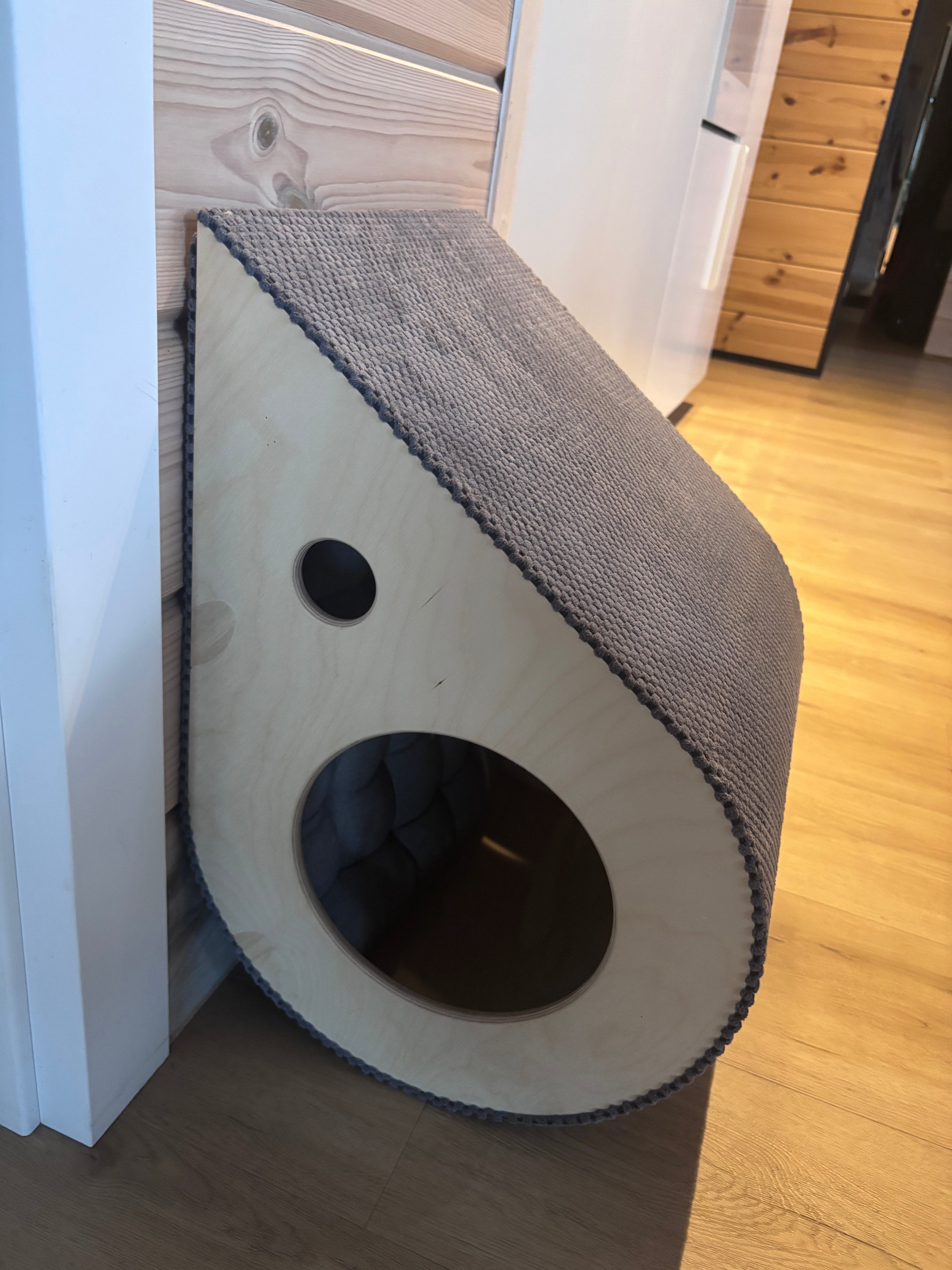 MIAUDROP - designerski domek 2w1: kryjówka + drapak. Ręcznie wykonany w Polsce ze sklejki, wykończony trwałą tkaniną drapakową.