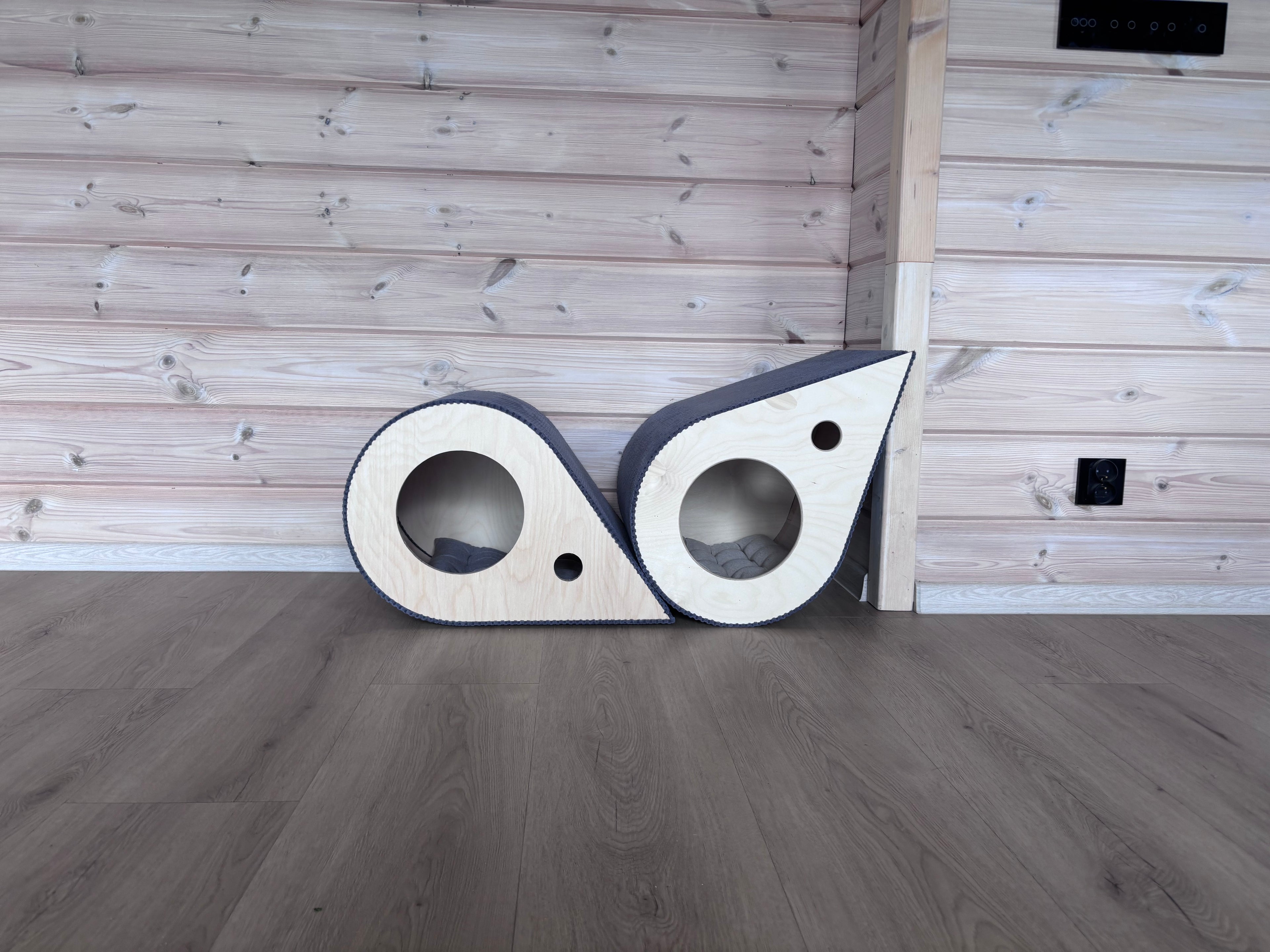 MIAUDROP - designerski domek 2w1: kryjówka + drapak. Ręcznie wykonany w Polsce ze sklejki, wykończony trwałą tkaniną drapakową.