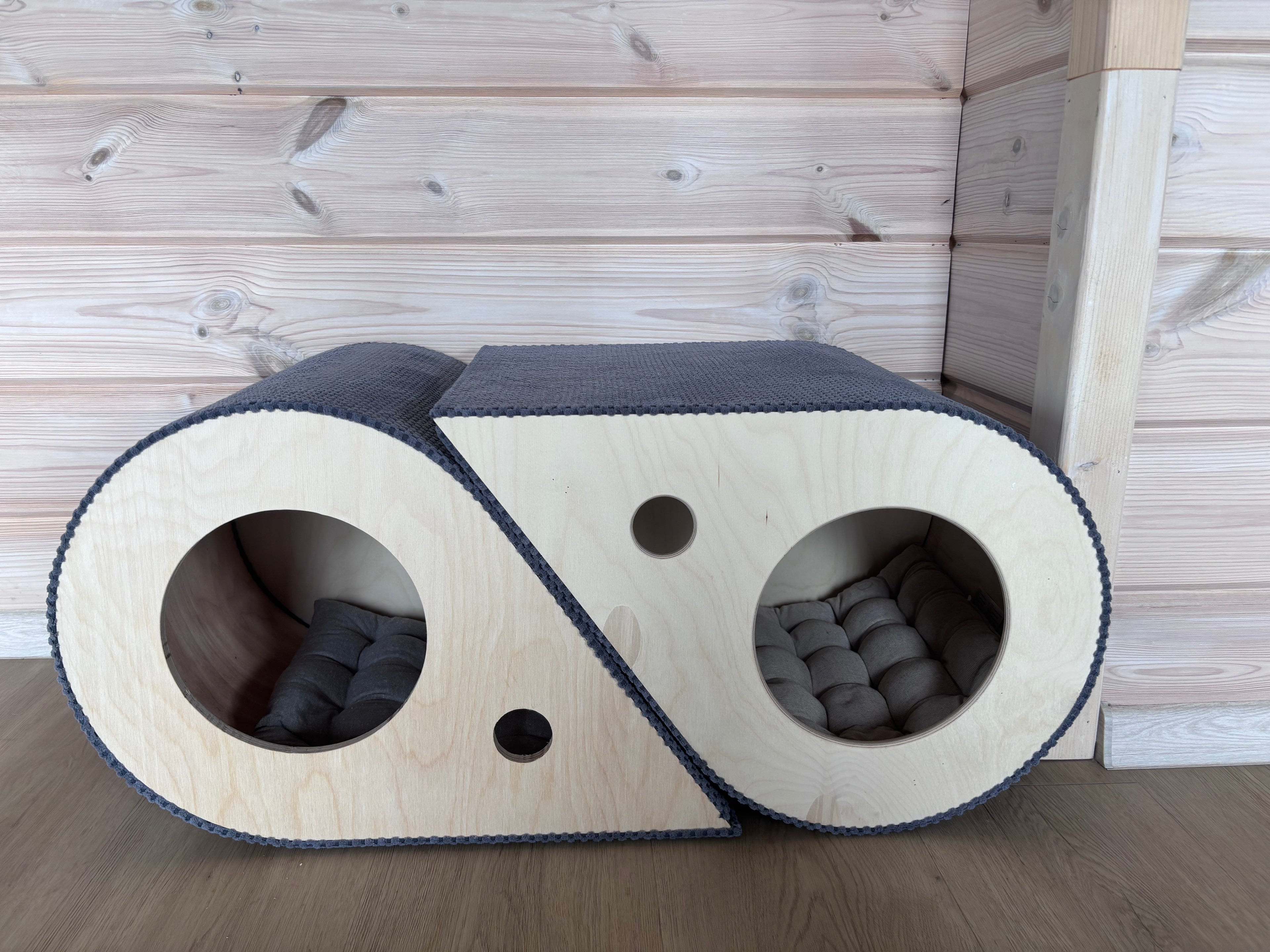 MIAUDROP - designerski domek 2w1: kryjówka + drapak. Ręcznie wykonany w Polsce ze sklejki, wykończony trwałą tkaniną drapakową.