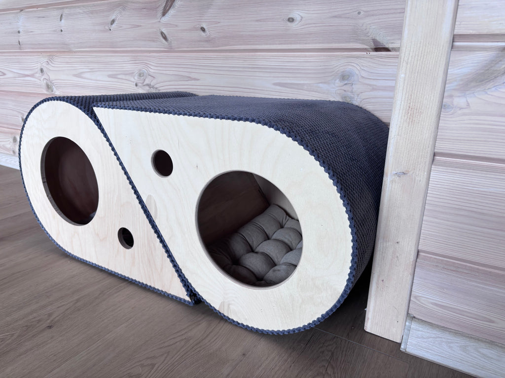 MIAUDROP - designerski domek 2w1: kryjówka + drapak. Ręcznie wykonany w Polsce ze sklejki, wykończony trwałą tkaniną drapakową.