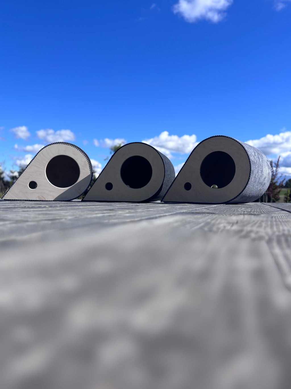 MIAUDROP - designerski domek 2w1: kryjówka + drapak. Ręcznie wykonany w Polsce ze sklejki, wykończony trwałą tkaniną drapakową.