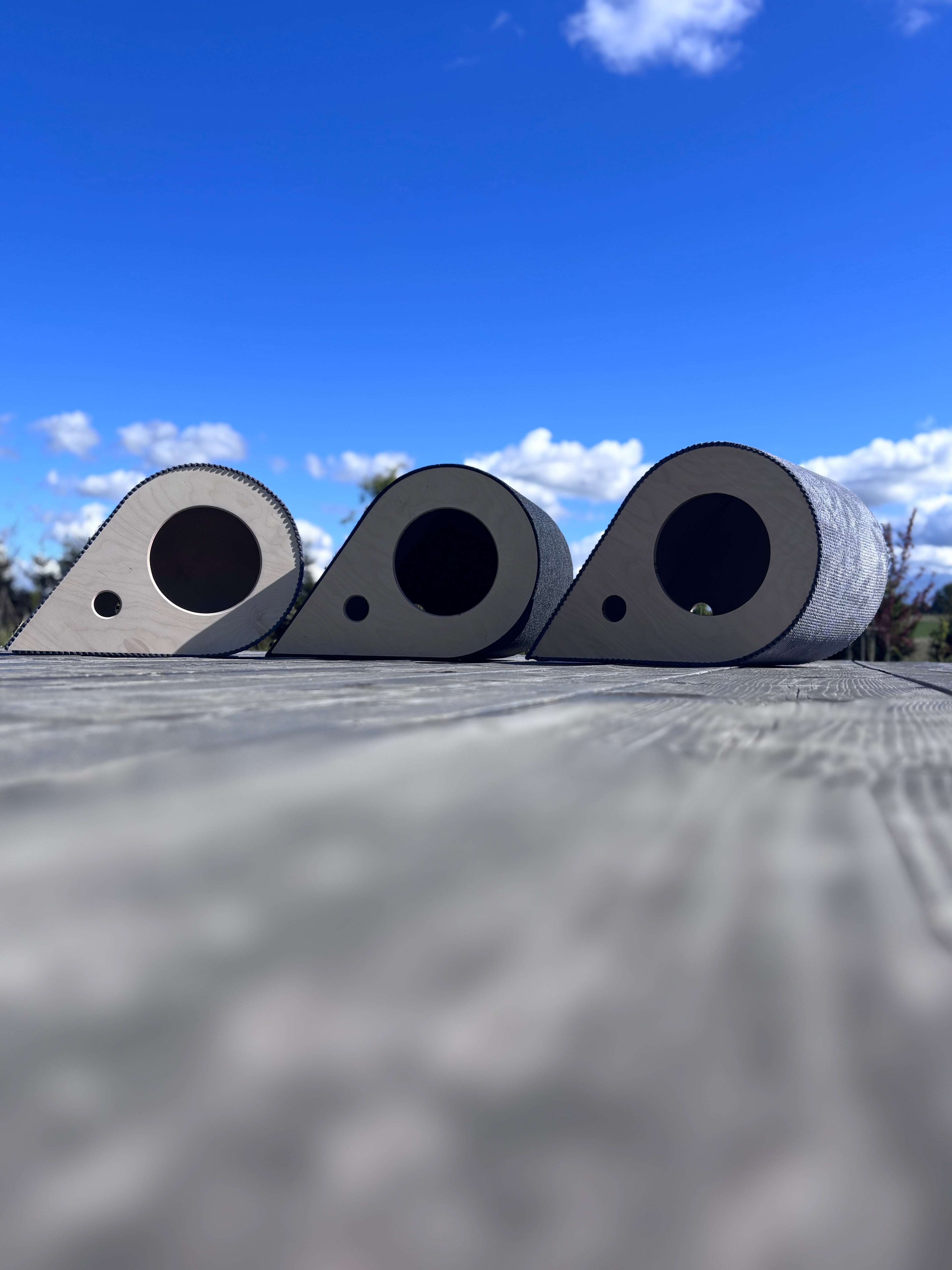 MIAUDROP - designerski domek 2w1: kryjówka + drapak. Ręcznie wykonany w Polsce ze sklejki, wykończony trwałą tkaniną drapakową.