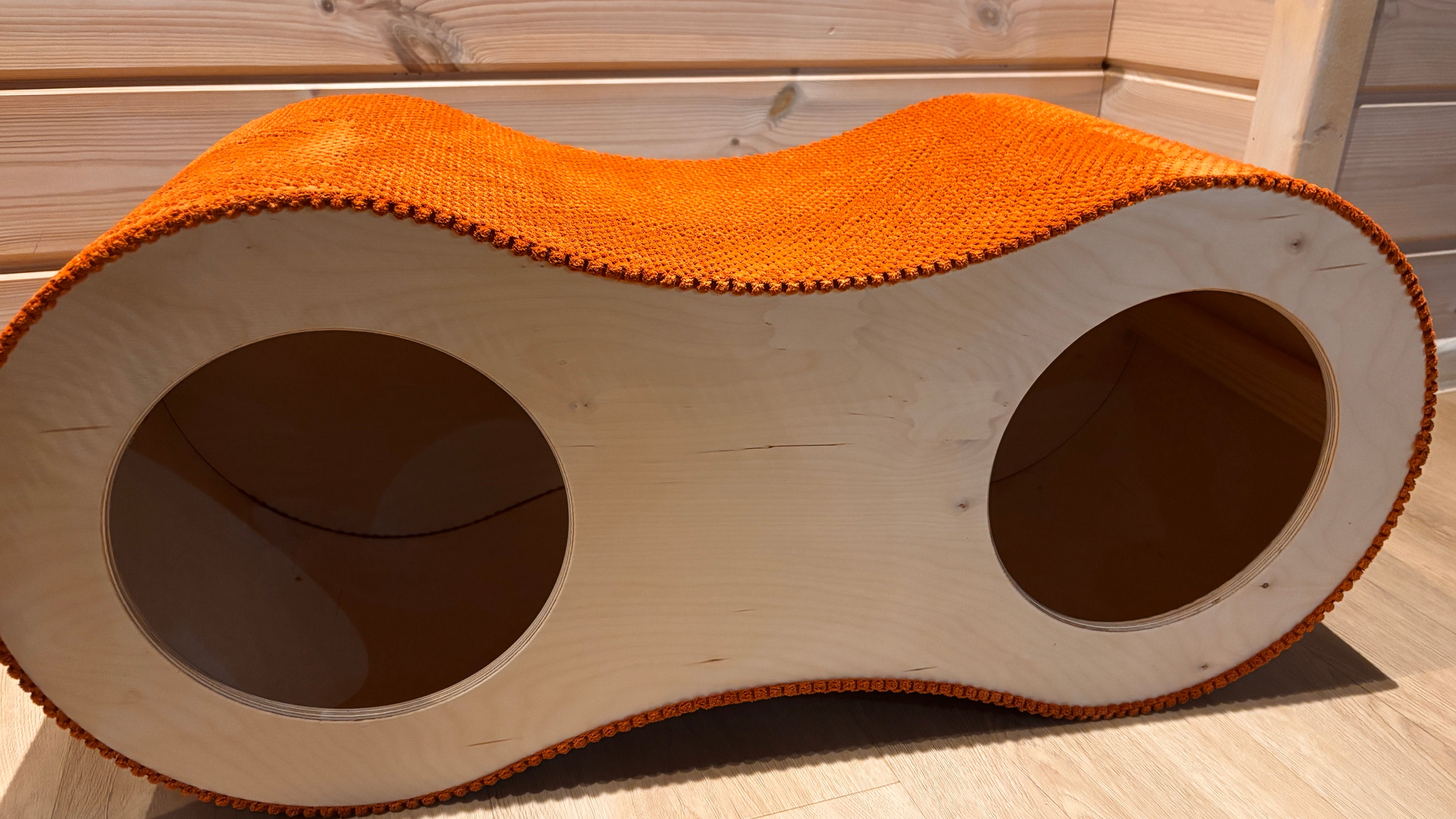 Nowoczesny domek i tunel dla kota ze sklejki – dwa okrągłe wejścia, szary drapak na górze (Catnook).