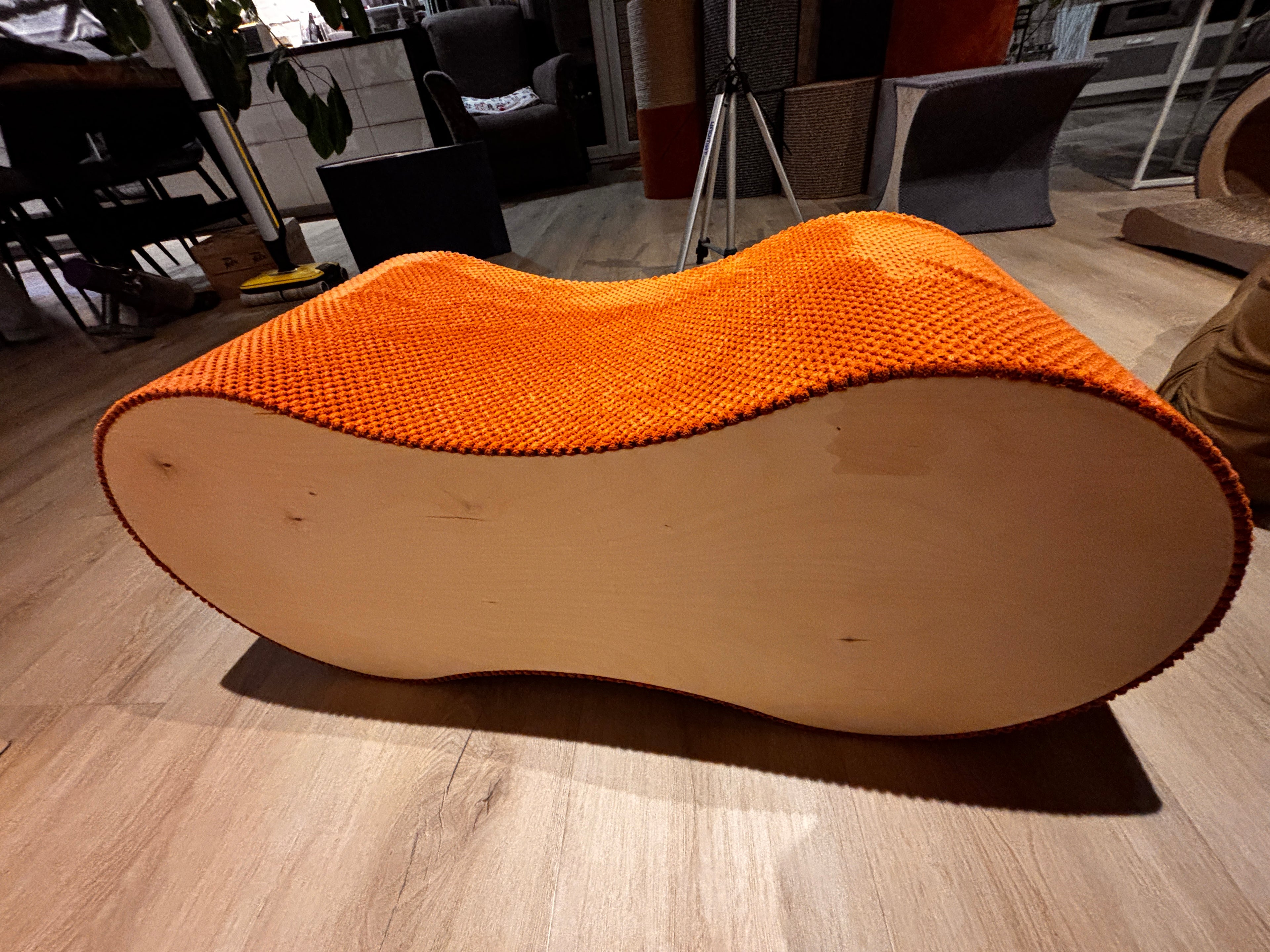 CATNOOK - designerski domek 2w1: kryjówka + drapak. Ręcznie wykonany w Polsce ze sklejki, wykończony trwałą tkaniną drapakową.