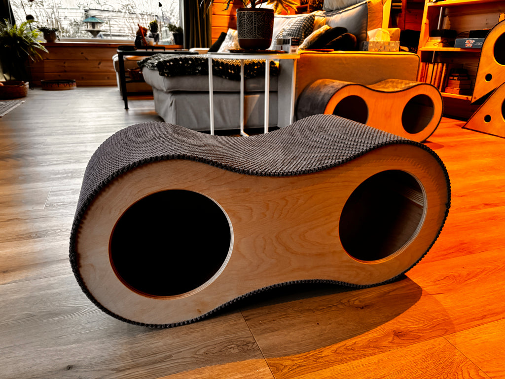 Nowoczesny domek i tunel dla kota ze sklejki – dwa okrągłe wejścia, szary drapak na górze (Catnook).