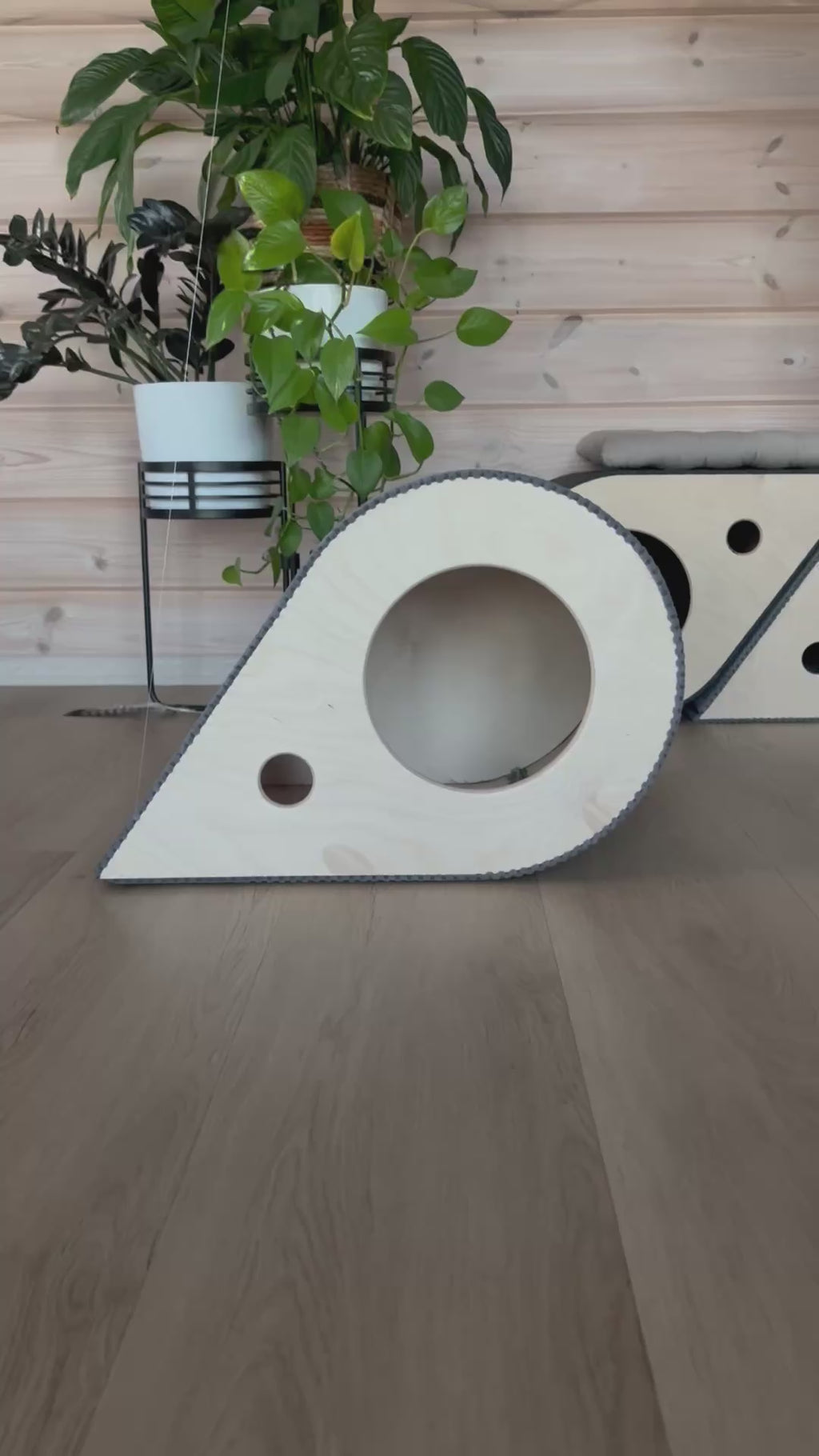 MIAUDROP - designerski domek 2w1: kryjówka + drapak. Ręcznie wykonany w Polsce ze sklejki, wykończony trwałą tkaniną drapakową.